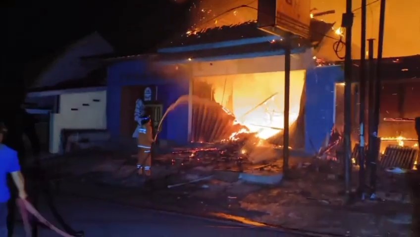 Kebakaran Toko Material di Lebakwangi, Butuh 3 Jam Damkar Kuningan Padamkan Api