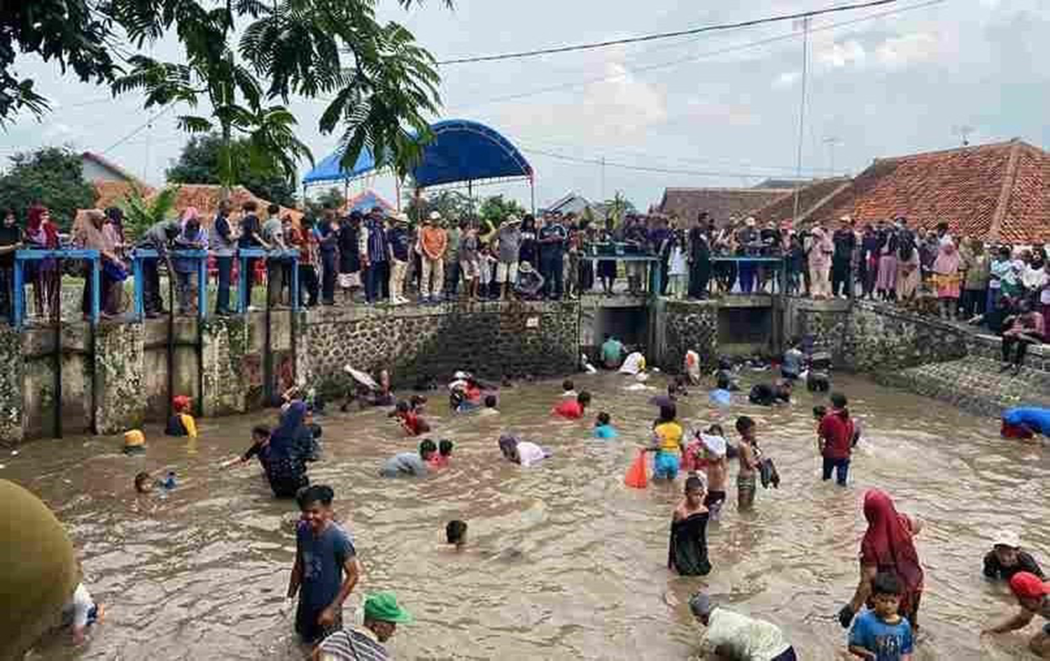 Tradisi Ngobeng Balong: Simbol Solidaritas Sosial Antar Warga