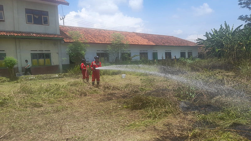 Guru dan Siswa Panik, Kebakaran Lahan Nyaris Merembet ke Bangunan SDN 2 Winduhaji