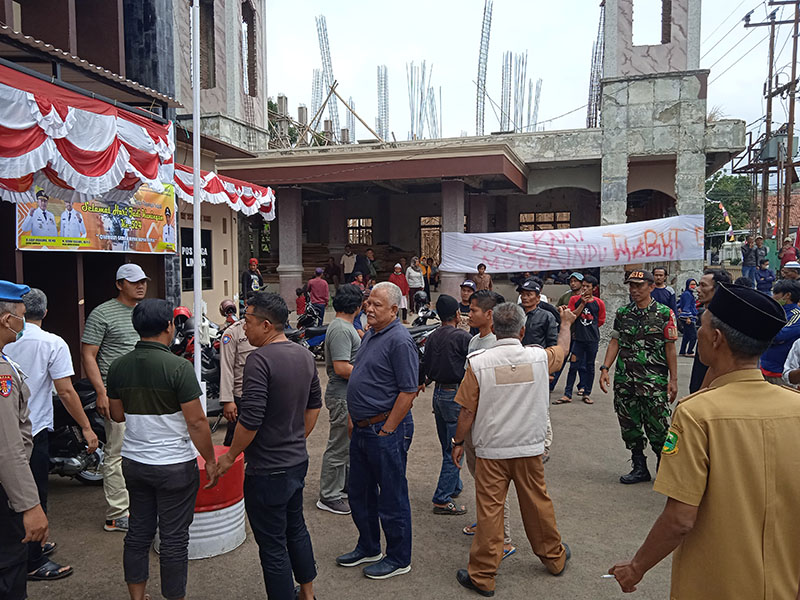 Renovasi Masjid Mangkrak, Warga Cileuleuy Ontrog Kantor Desa