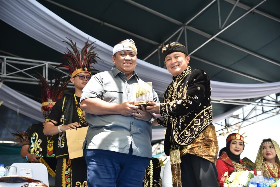 AGN Terima Penghargaan Tokoh Pinunjul Kuningan, Ini Kontribusinya