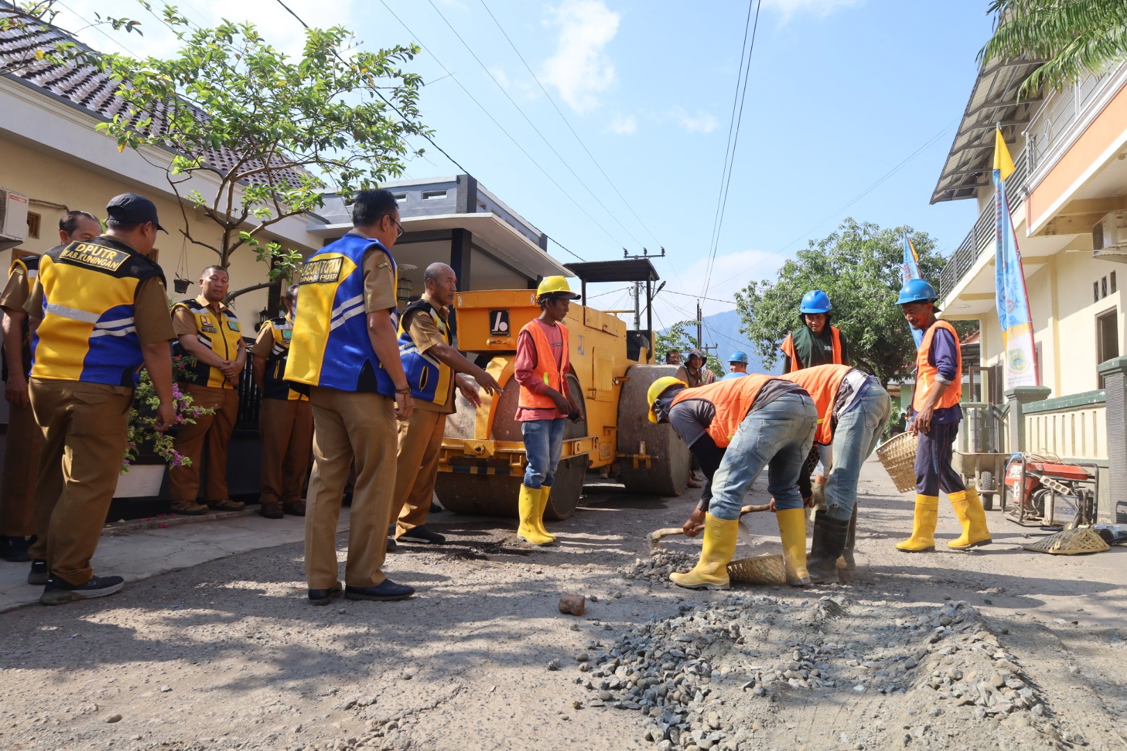 Kuningan Melesat Tambah 'Ngebut', Kick Off Perbaikan Jalan dan Jembatan Dimulai dari Desa Sumurwiru