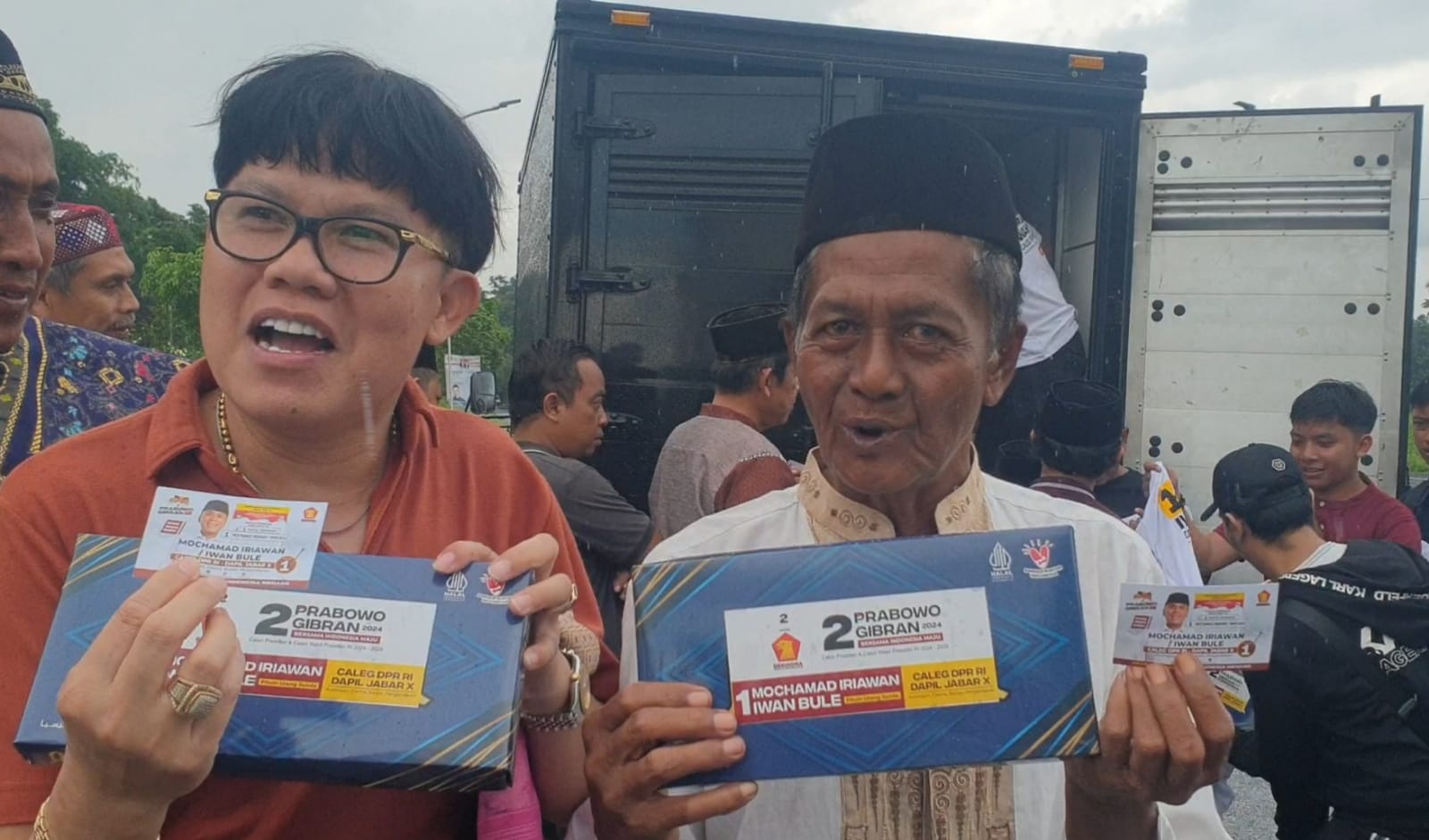 Berbagi ke Sesama: Tim Iwan Bule Bagikan Sarung dan APK di Panawuan Kuningan demi Kemenangan Prabowo