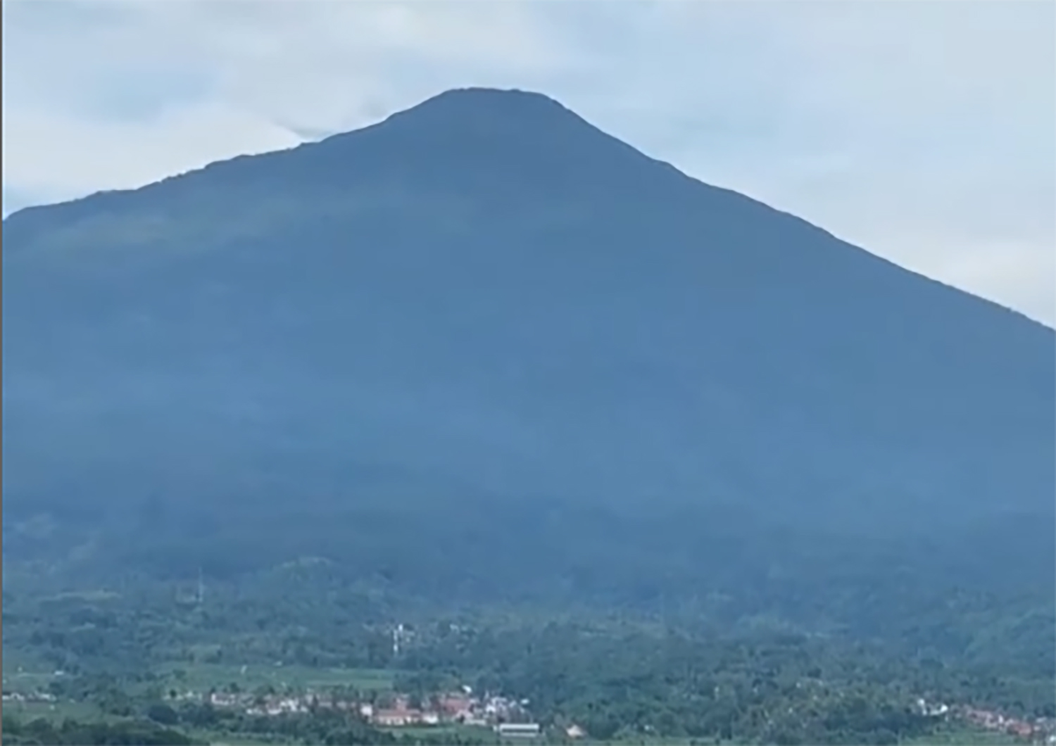 Geger Gunung Ciremai Tunjukan Aktivitas Gempa, Petugas Pos Pengamat Bilang Begini