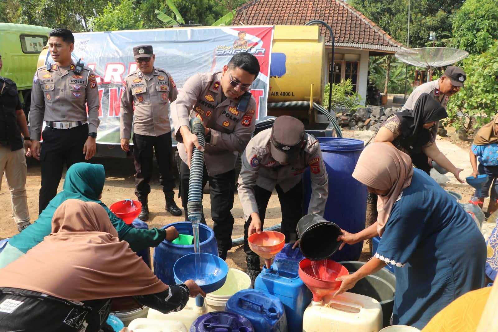 Air Bersih Jadi Rebutan, Polres Kuningan Bantu Warga Cihanjaro