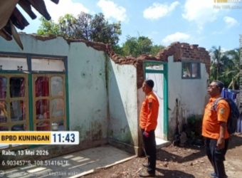 Rumah Warga di Japara Ambruk, BPBD Kuningan Salurkan Bantuan Darurat