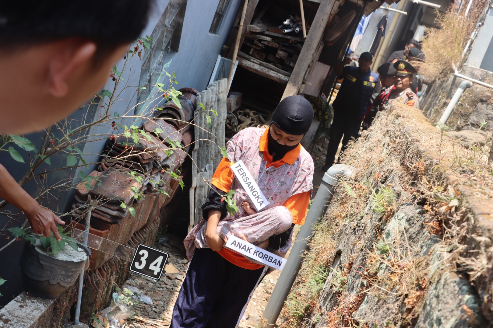 Rekonstruksi Kasus Pembuangan Bayi di Kuningan, Tersangka Peragakan 45 Adegan