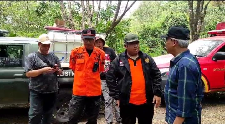 Tim Gabungan Bikin Sekat Bakar dari Cileutik ke Karang Dinding, Kebakaran Hutan TNGC Belum Bisa Dipadamkan
