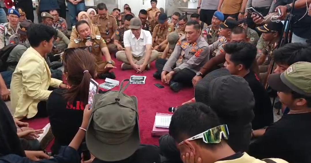 Demo Tolak Geothermal Ciremai Ricuh, Massa Jebol Barikade Pendopo Bupati