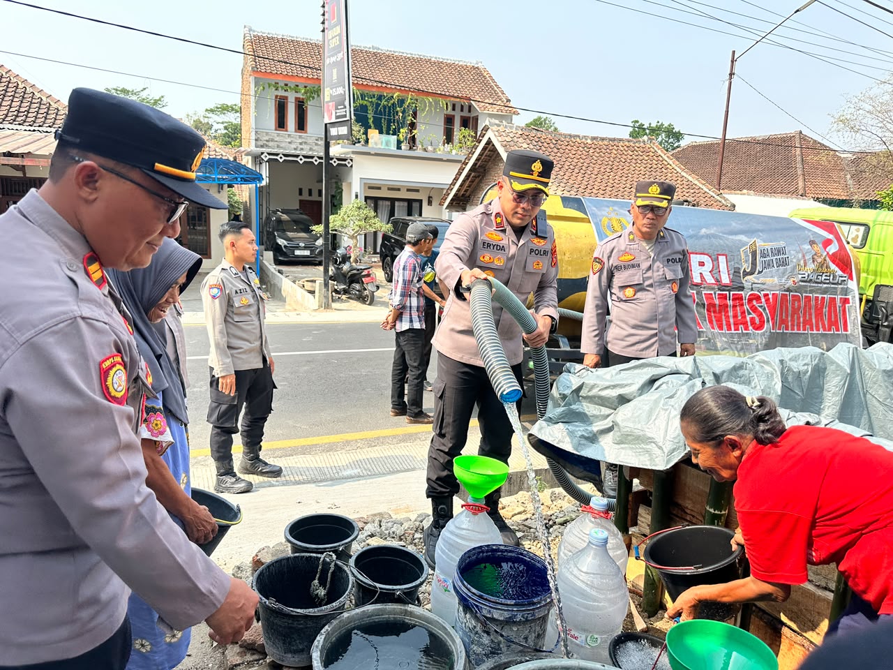 Ringankan Warga Dua Dusun di Cibeureum, Polres Kuningan Kirim Air Bersih