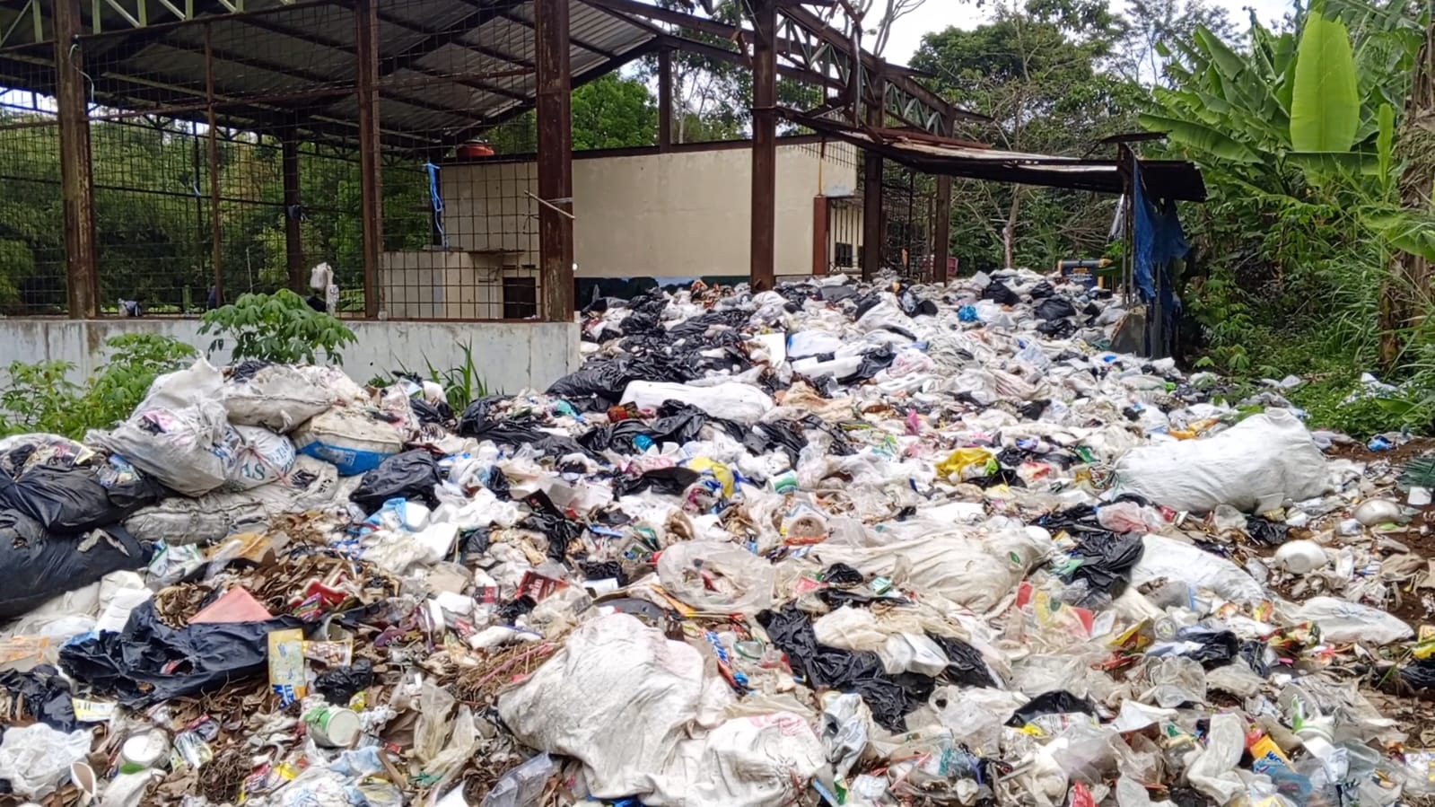 Warga Cipari Tebar Sampah di Gedung Setda Kuningan Viral, Inilah Fakta Sebenarnya