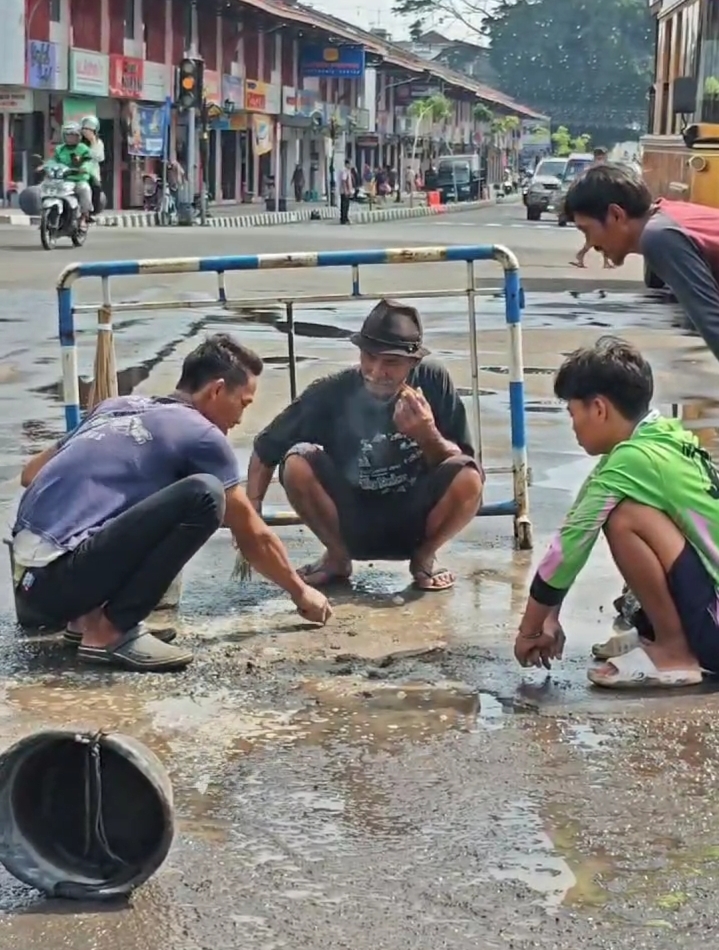 Waduh, Jalan di 0 Kilometer Kuningan Berlubang, Ketua Perdokar Kritik Kualitas Aspal