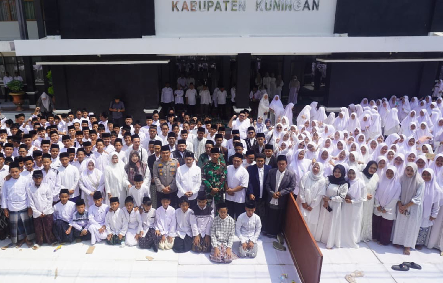 Ribuan Santri Datangi Gedung DPRD Kuningan, Kecam Tayangan Xpose Uncensored 