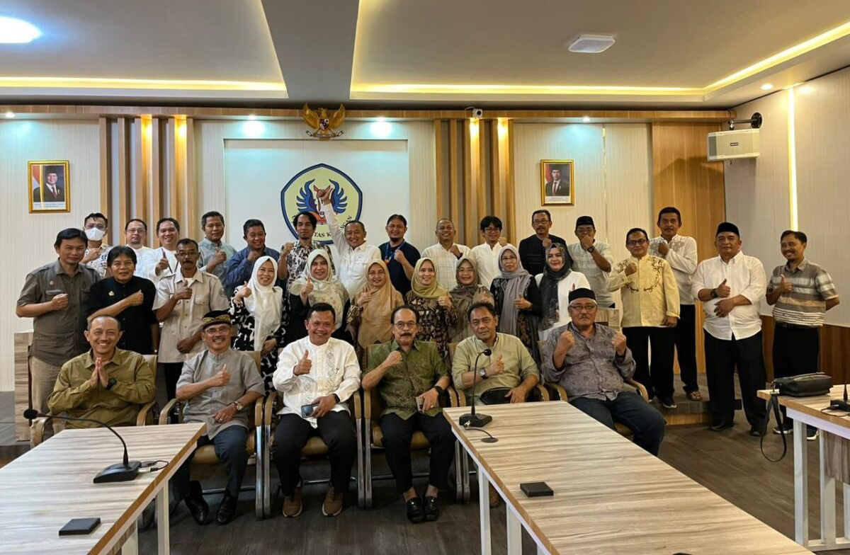 Dosen Uniku Beserta Keluarga Diberangkatkan Umroh oleh Pengurus Yayasan