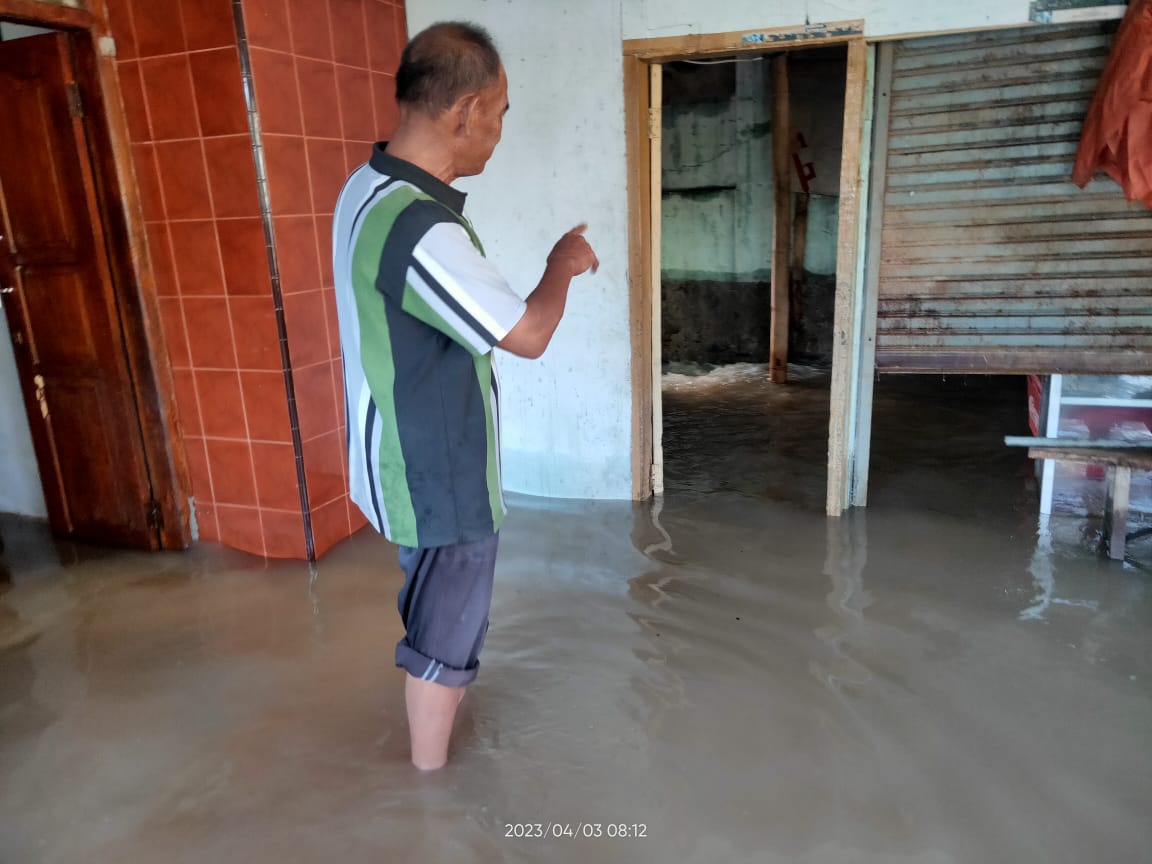 Sungai Tertimbun Material Longsor, Tiga Rumah Warga Citikur, Kuningan Terendam Air