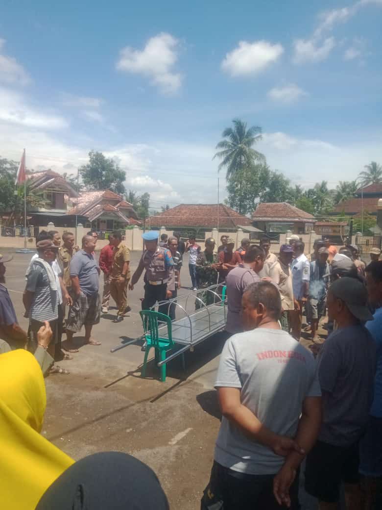 Bawa Keranda, Ratusan Warga Karangbaru, Kuningan Demo Tuntut Mundur Kepala Desa