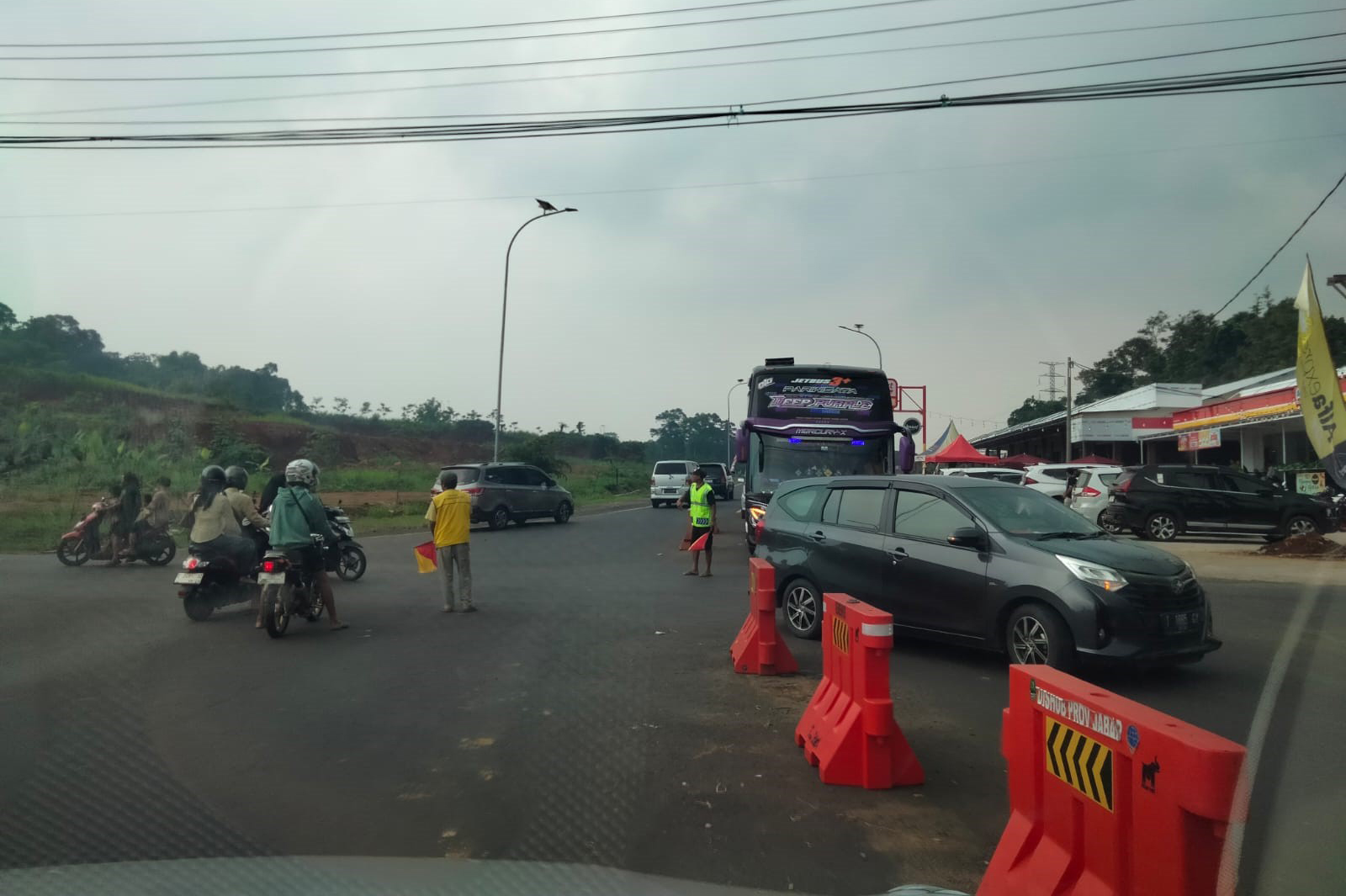 Jalur Wisata Kuningan Dipadati Kendaraan