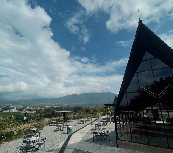 Healing Tipis-tipis! Ini 5 Rekomendasi Kafe di Kuningan dengan View Alam yang Ciamik & Spot Foto Instagramable