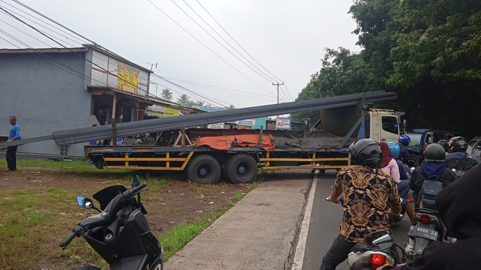 Ban Kontainer Pengangkut Baja Amblas, Jalan Kuningan - Cirebon Tersendat
