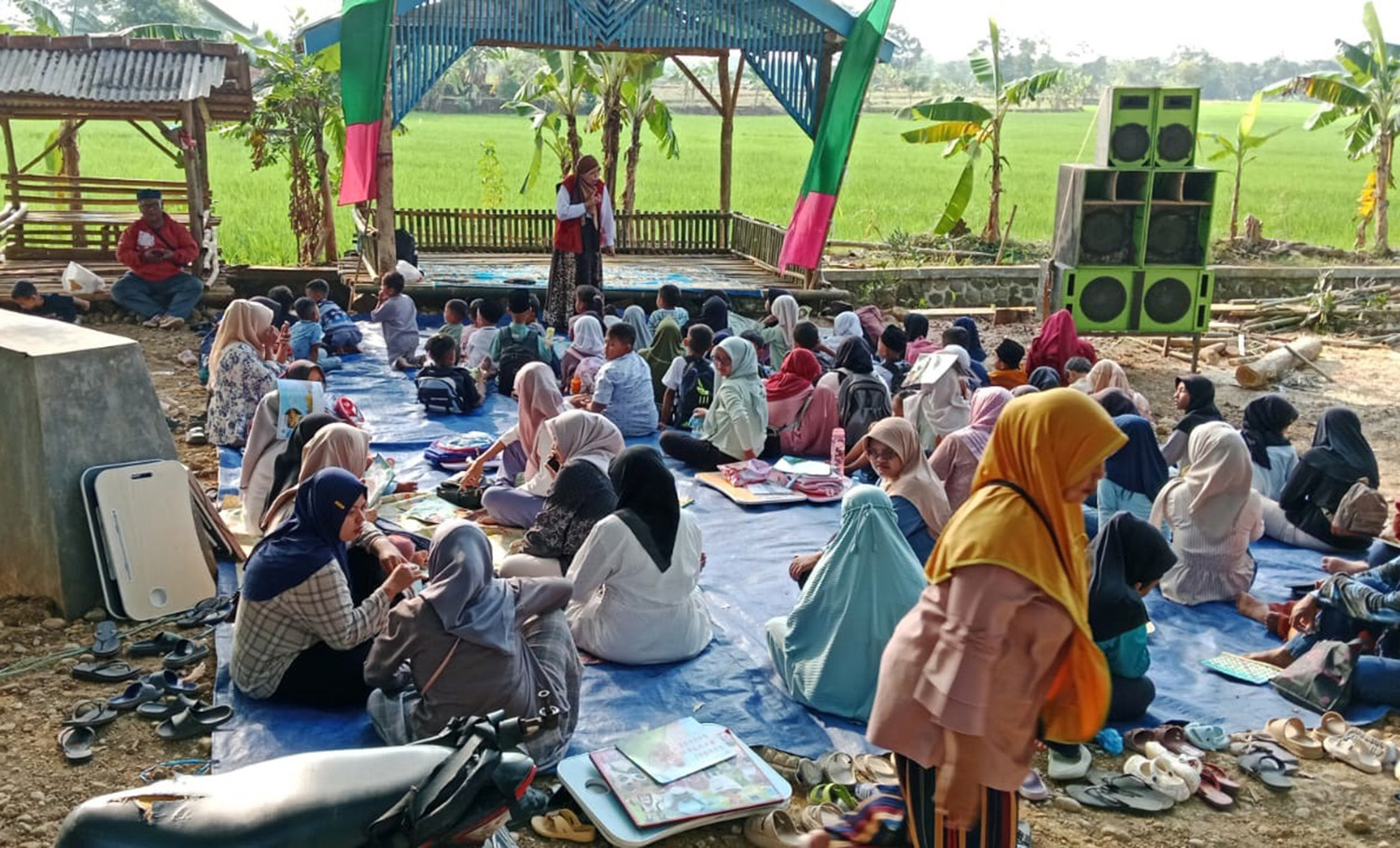 Gerakan Membaca Buku Bersama di Sepanjang Jalan Sumur Bandung Majalengka
