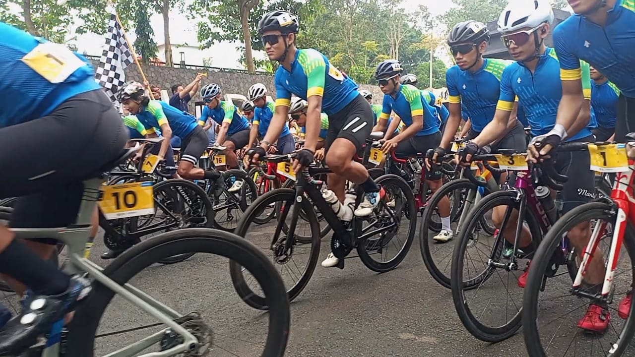 Peserta Cycling de Jabar 2024 Tiba di Waduk Darma, Lanjutkan Perjalanan ke Pangandaran