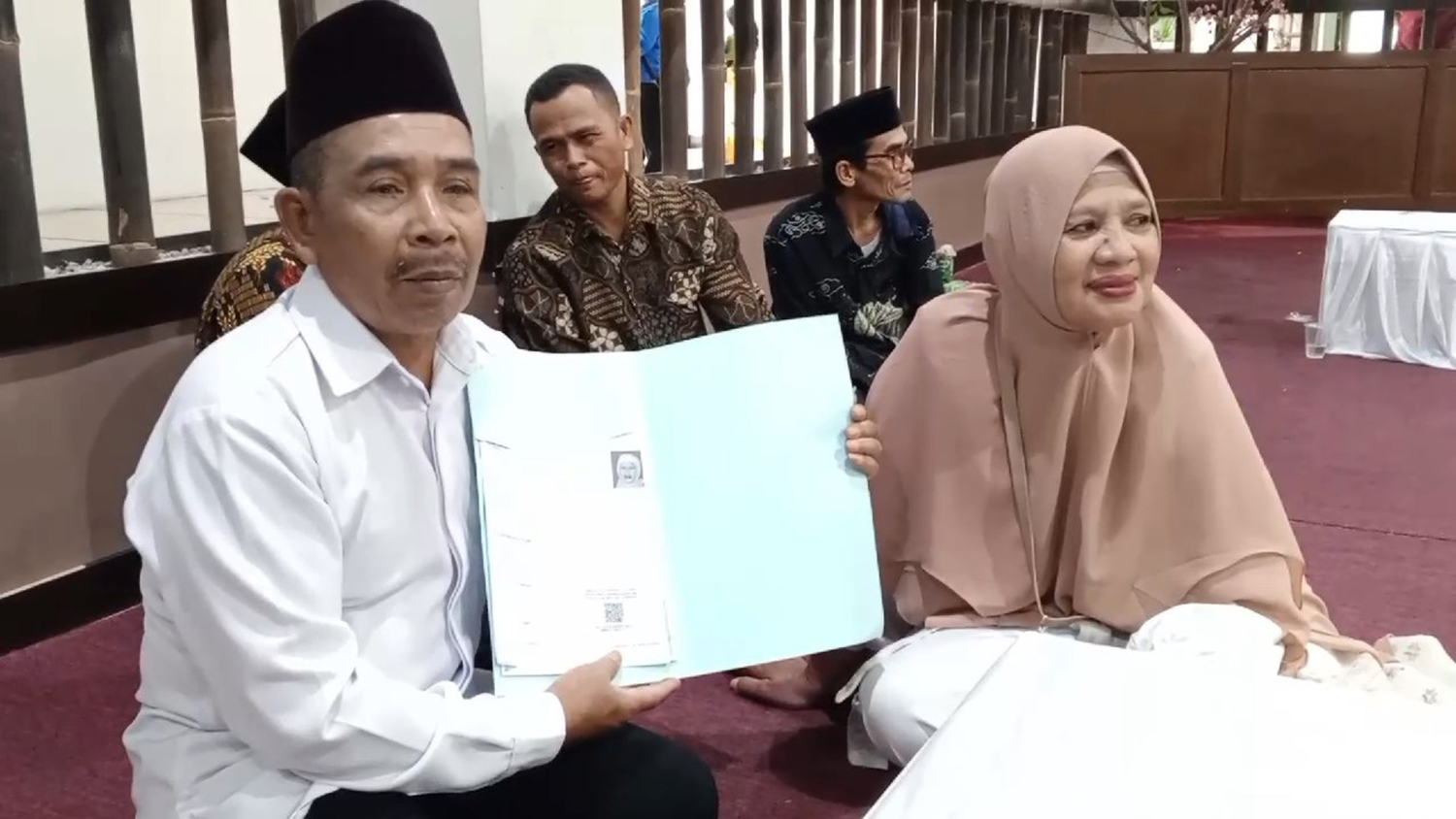 Kenal Lewat Facebook, Pasangan Usia 62 Tahun Ikut Nikah Serentak di Kuningan