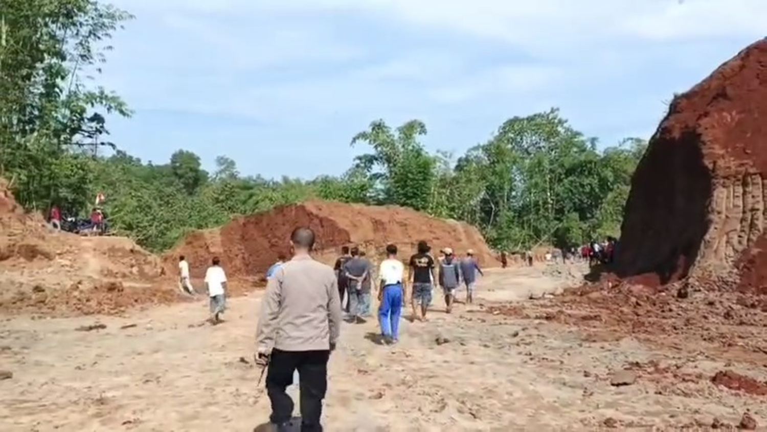 Ratusan Warga Desa Gunung Karung, Kepung Galian C di Luragung