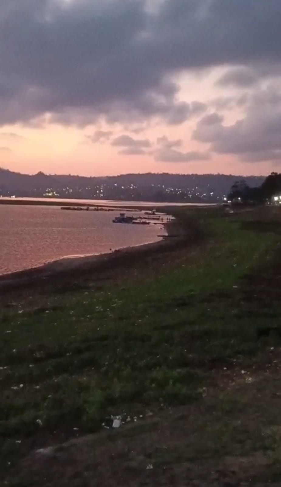 Air Waduk Darma Kuningan Surut, Daratan Makin Meluas