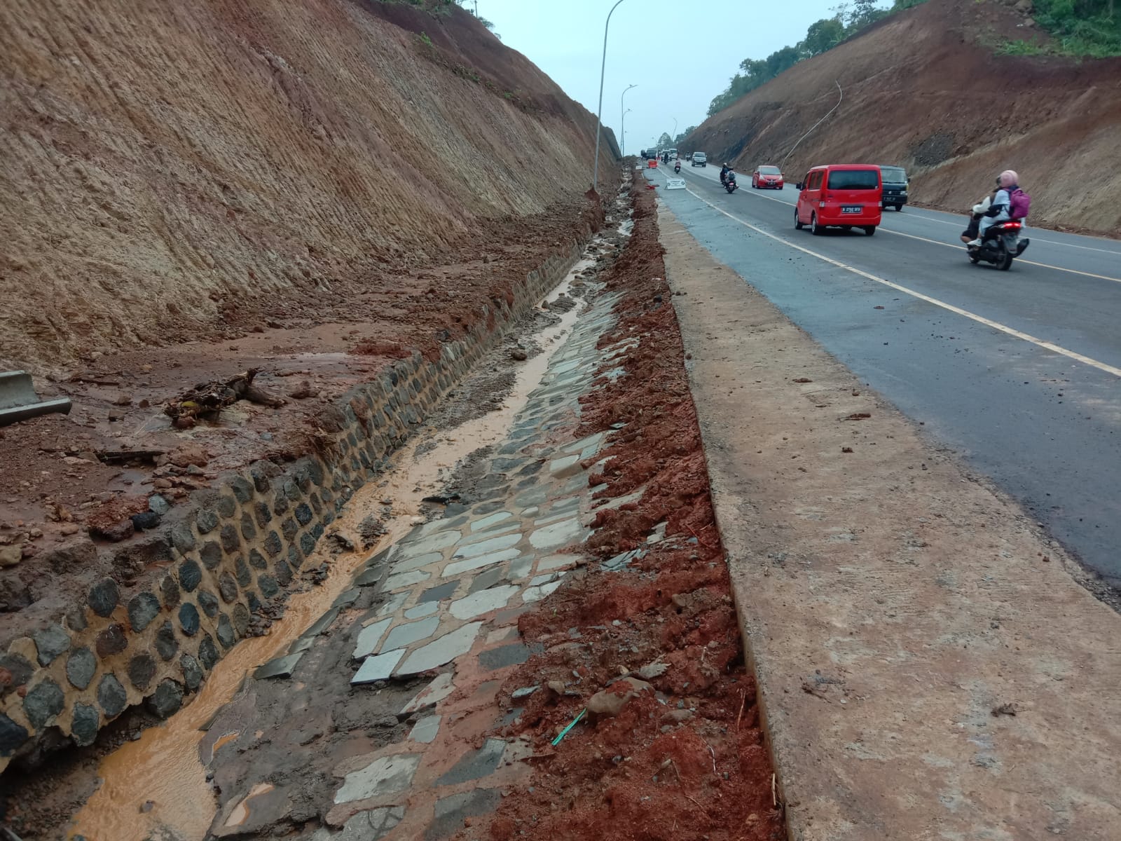 Kondisi Terkini Jalintim Kuningan, Material Tanah Sudah Dibersihkan