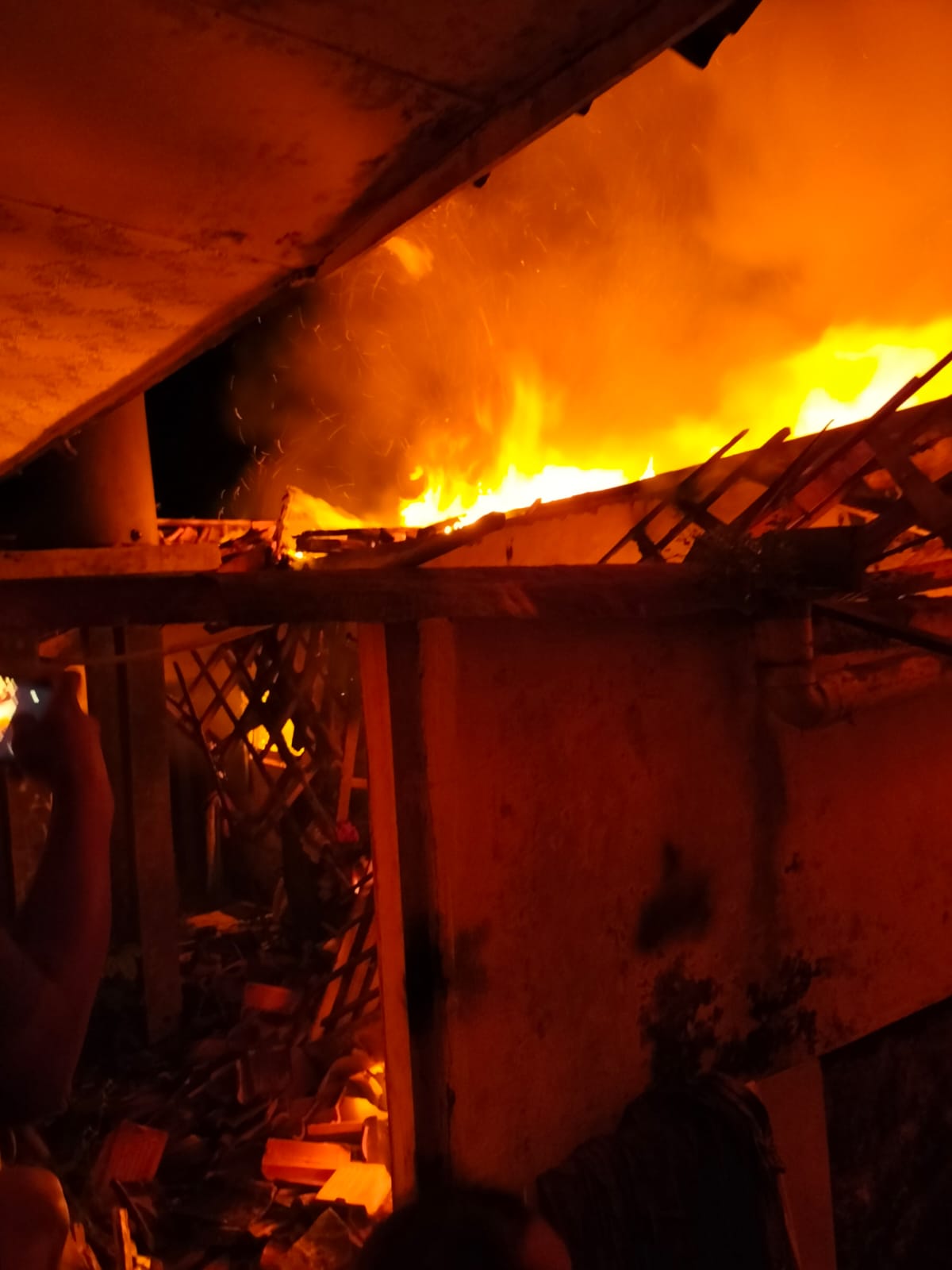 Rumah Ludes Terbakar, Ujang Karmu Rugi Ratusan Juta