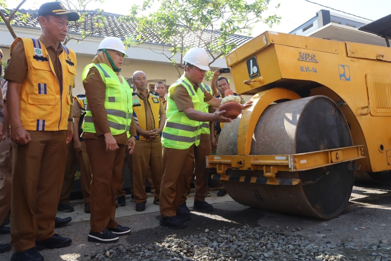 Berhasil Lunasi Utang Gagal Bayar, Pemkab Kuningan Kini Perbaiki Jalan Rusak