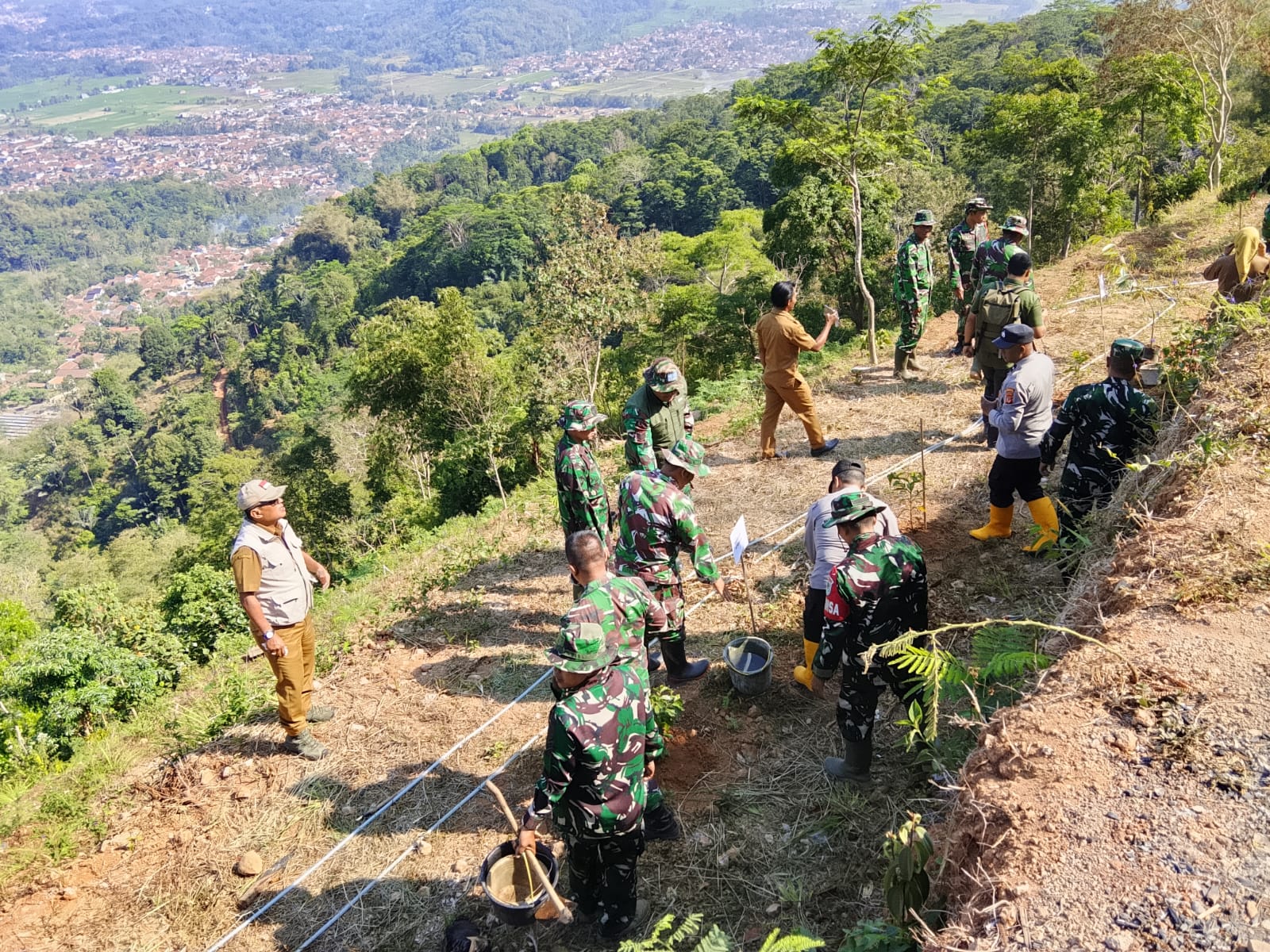 Penanaman Pohon di Gunung Mayana Kuningan, Bagian dari HUT TNI ke-81