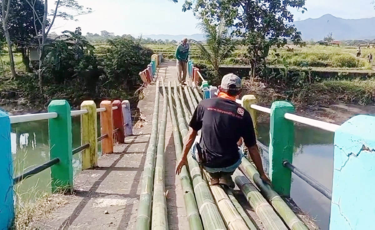 Jembatan Semar Rusak Parah, Warga Wilanagara Bikin Jembatan Darurat Melintasi Sungai Cisanggarung