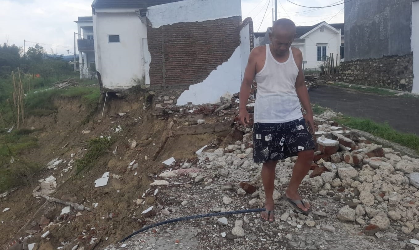 Warga Perumahan di Kabupaten Cirebon Dihantui Longsor dan Tanah Amblas