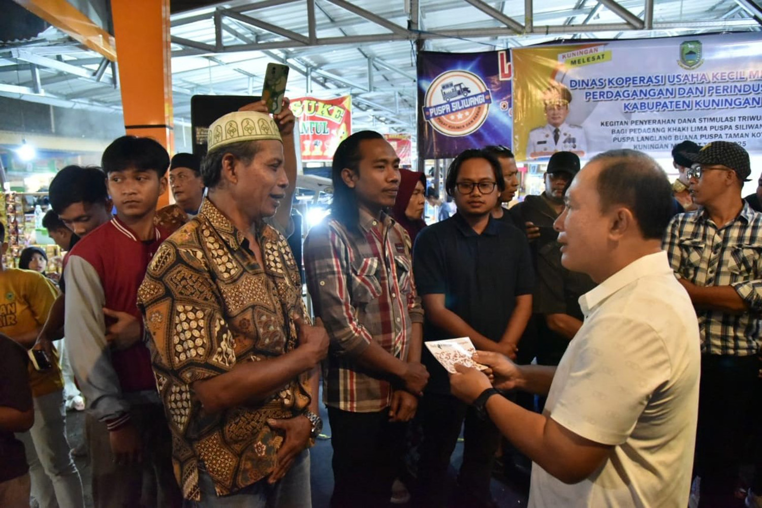 Ratusan PKL di Kuningan Terima Dana Stimulan, Segini Nilai Uang yang Diterima