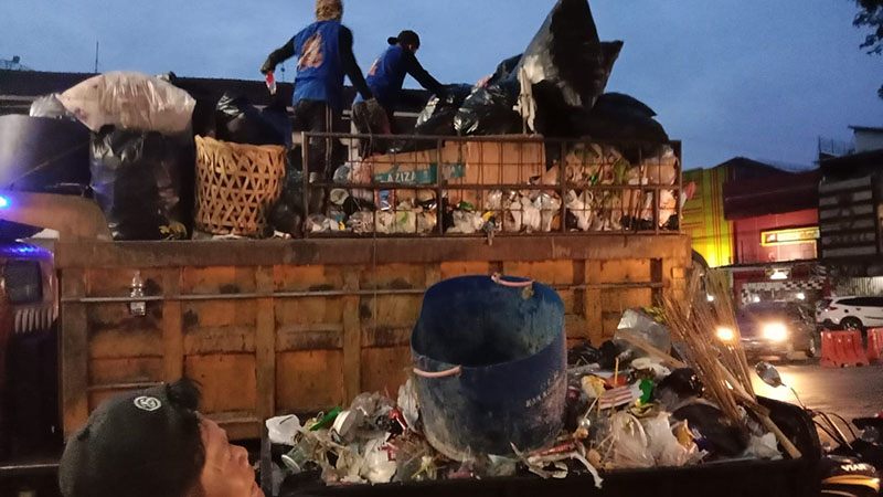Usai Karnaval, Kuningan Dipenuhi Sampah, Petugas DLH Bersihkan Hingga Malam Hari