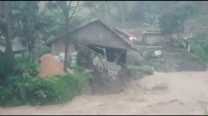 Dua Kali Dihantam Banjir, Bangunan Pabrik Penggilingan Padi di Desa Cikondang Kuningan Ambruk