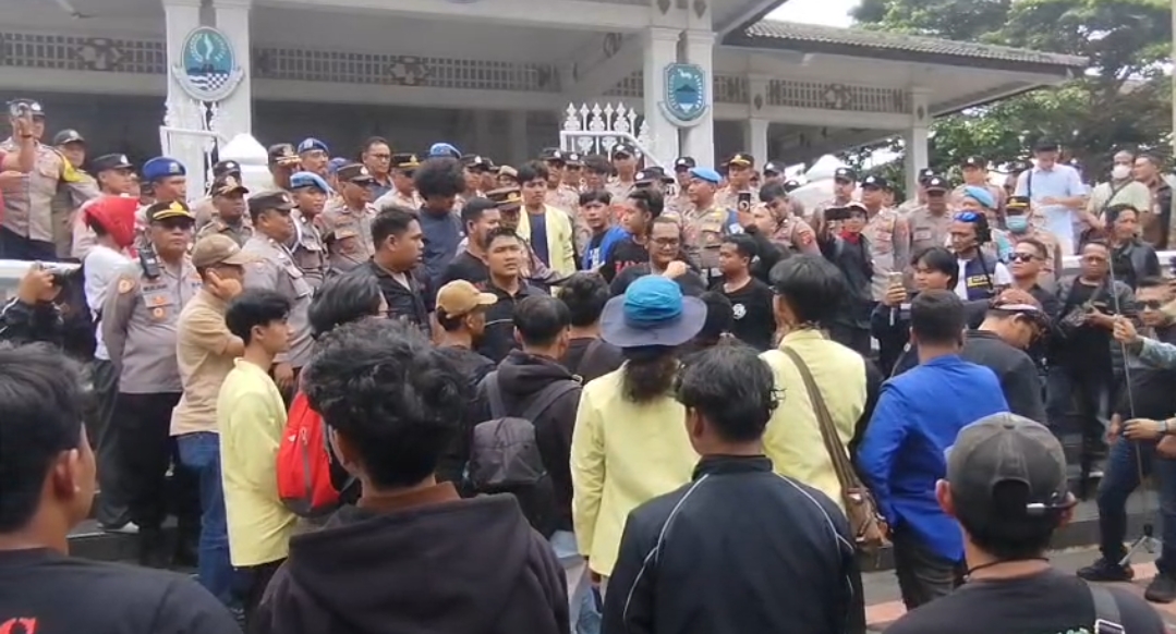 Panas Bumi Gunung Ciremai Ditolak, Mahasiswa Demo di Pendopo Kuningan