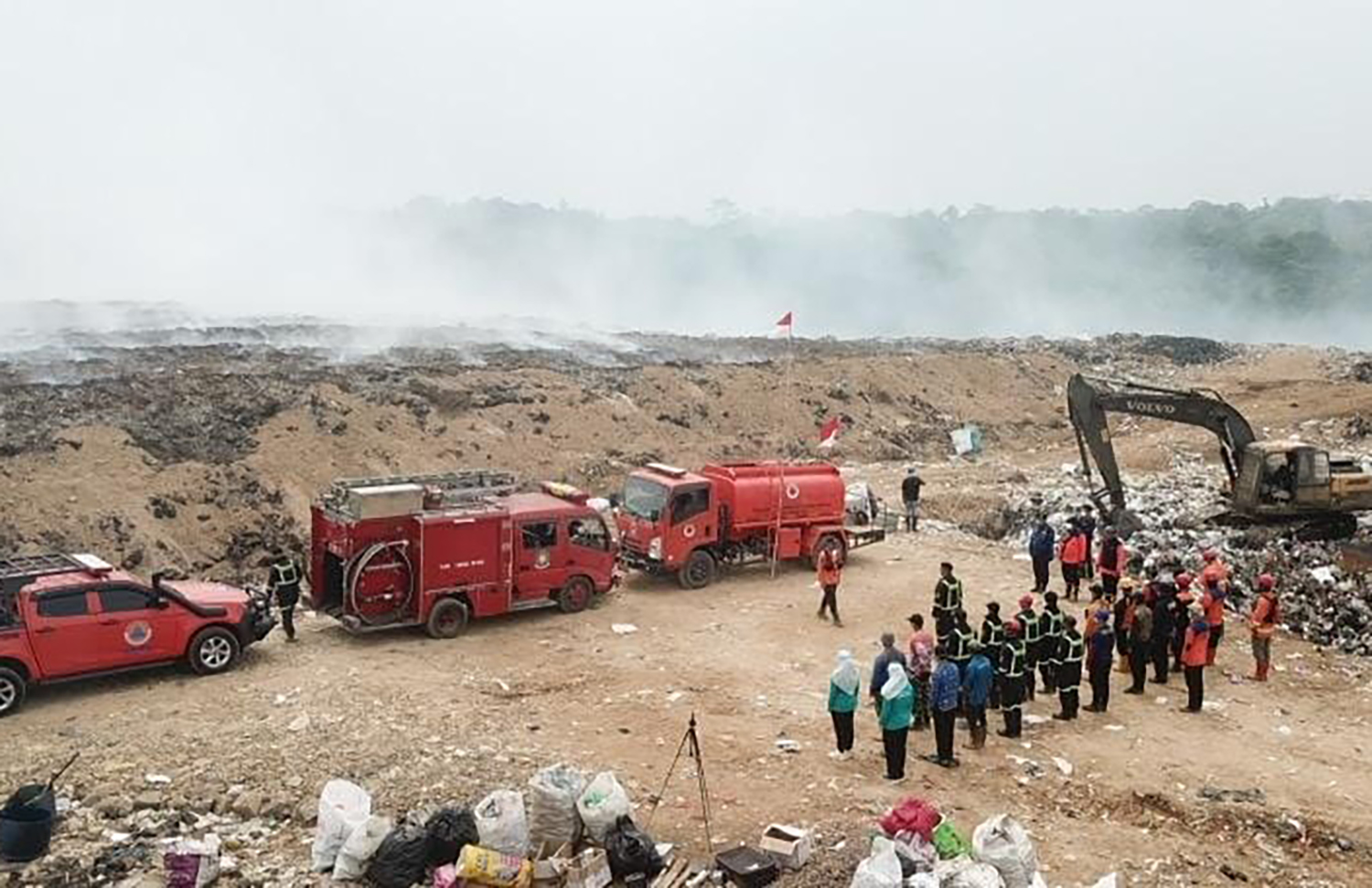 Petugas Gabungan Gelar Upacara HUT RI di Tengah Kepungan Asap TPSA Ciniru