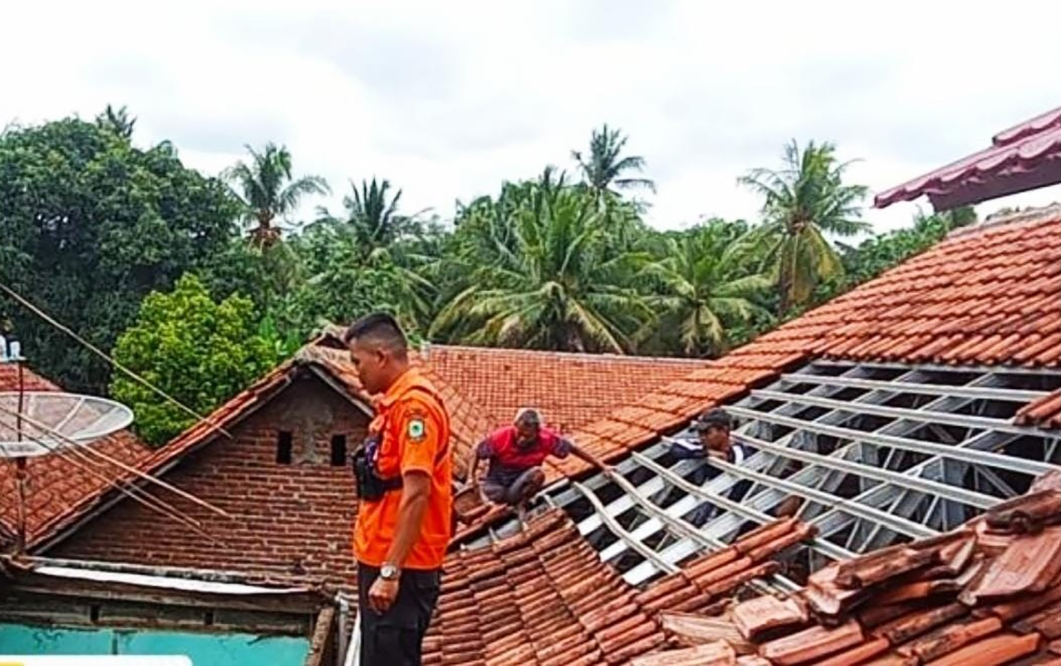 2 Rumah Warga Citapen Tersambar Petir, Kerusakan di Bagian Atap