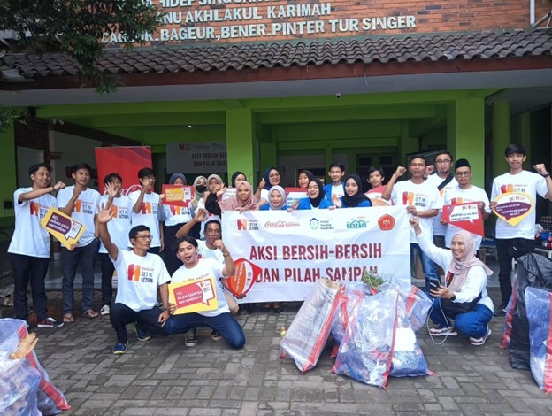 Aksi Bersih-Bersih dan Pilah Sampah Inisiasi Coca-Cola Europacific Partners Indonesia