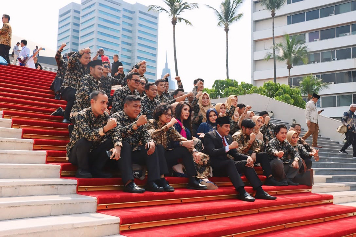 Dilantik jadi Anggota DPR RI, Rombongan Rokhmat Ardiyan Kompak Pakai Batik Khas Kuningan