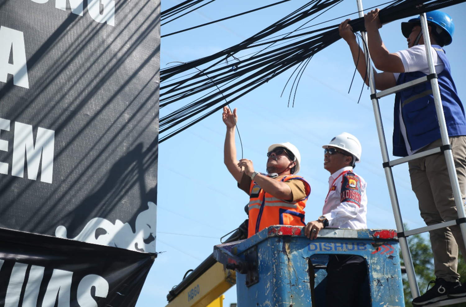 Tiang Telepon Menjamur di Kuningan, Dinas Ini yang Memberikan Izin