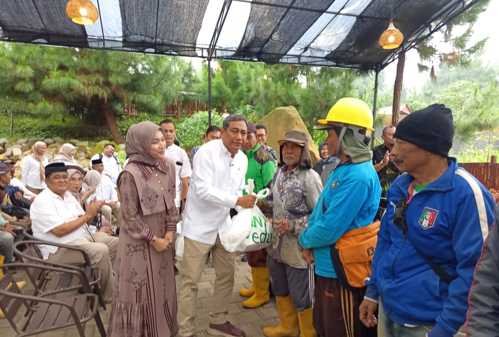 Gandeng PLN, H Rokhmat Ardiyan Salurkan Ribuan Paket Sembako untuk Warga Kuningan