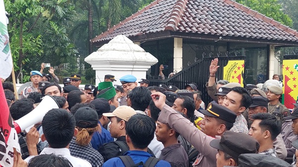 Kesatun Aksi Mahasiswa Muslim Indonesia dan Kumpulan Mahasiswa Cipayung Mendesak Pemerintah Kabupaten Cirebon 