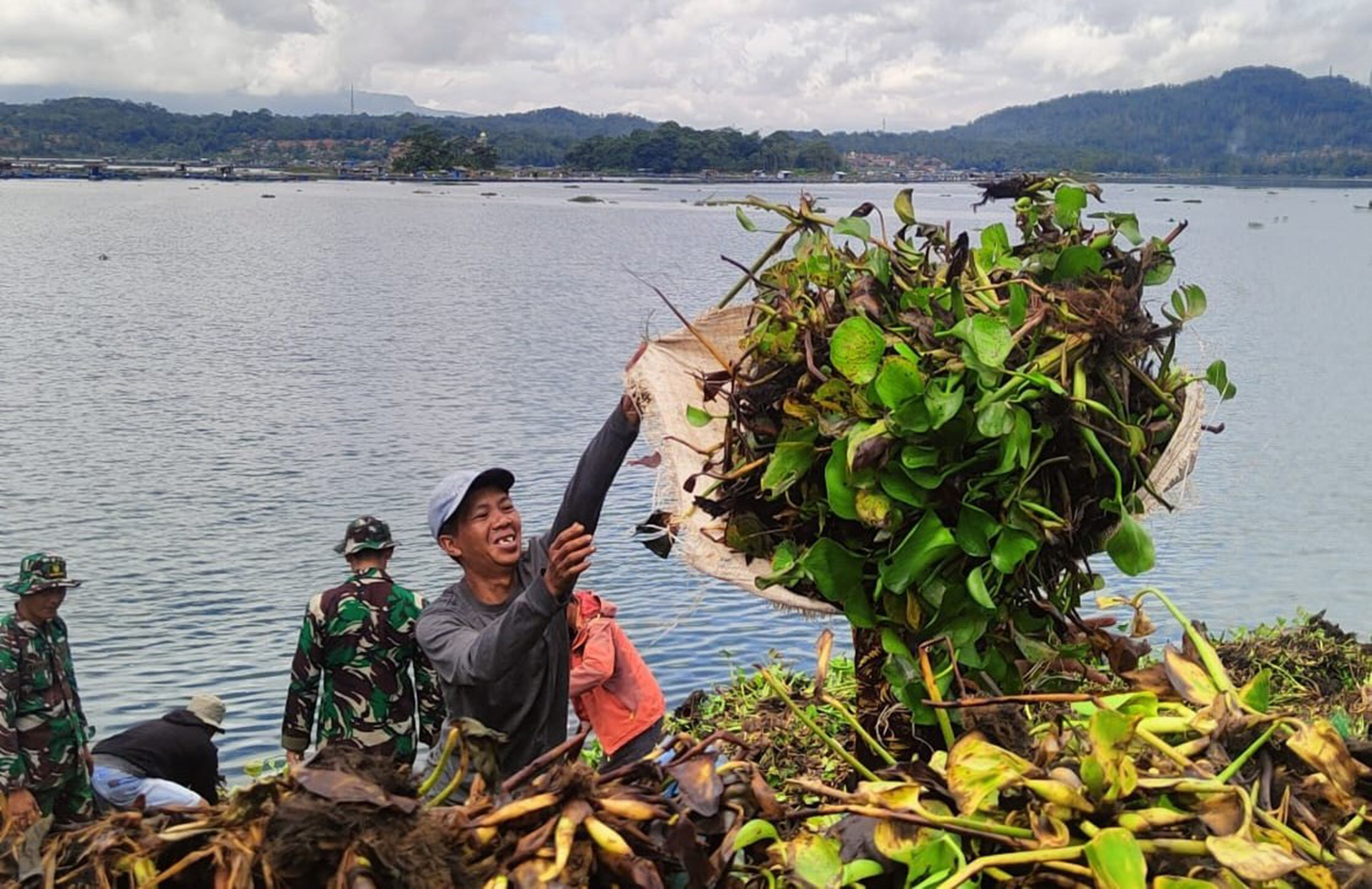 30 Herkare Perairan Waduk Darma 'Diserang' Eceng Gondok 