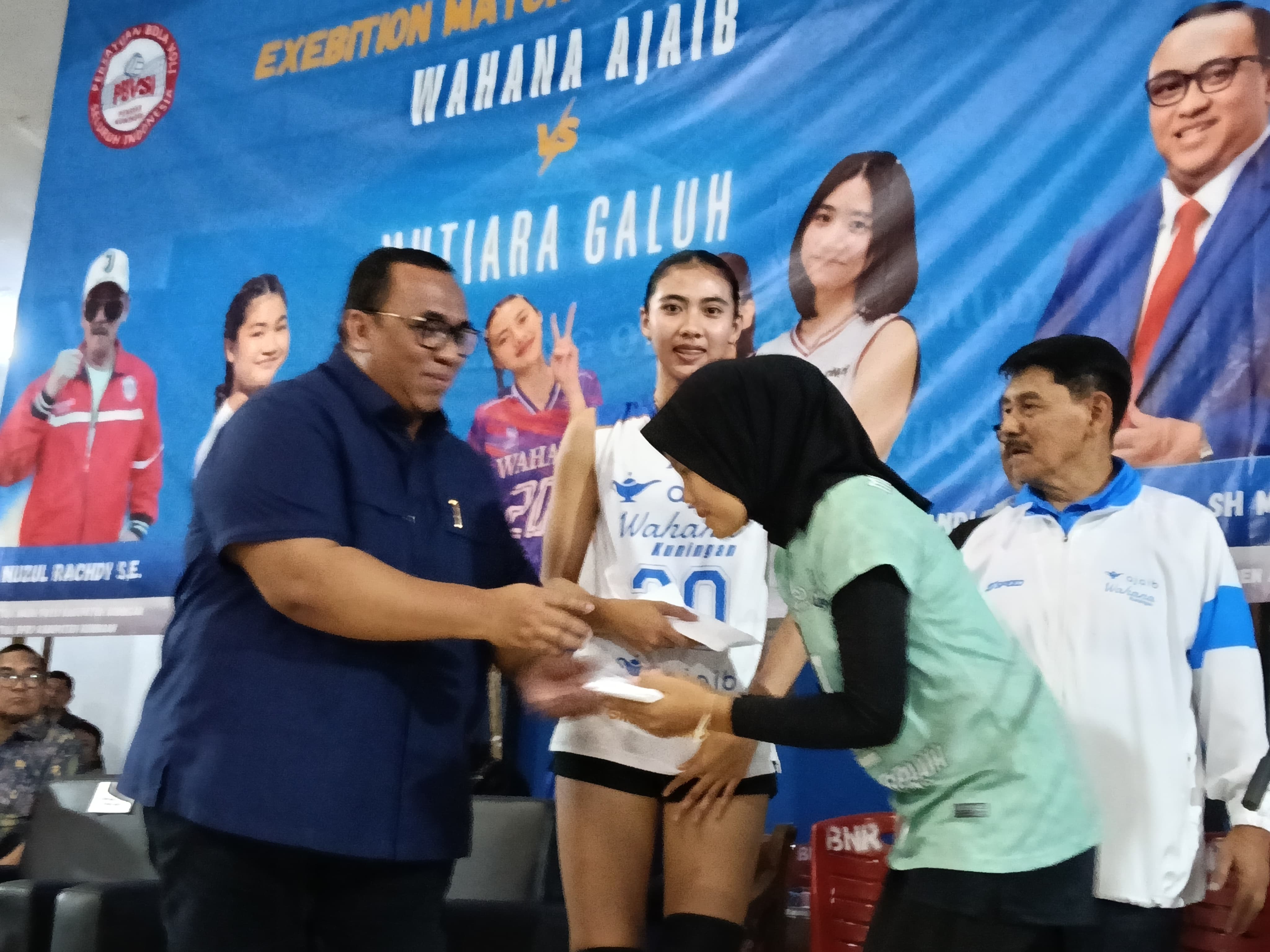 Dihadiri Andi Gani Nena Wea, Laga Ekshibisi Voli di Kuningan Diserbu Penonton