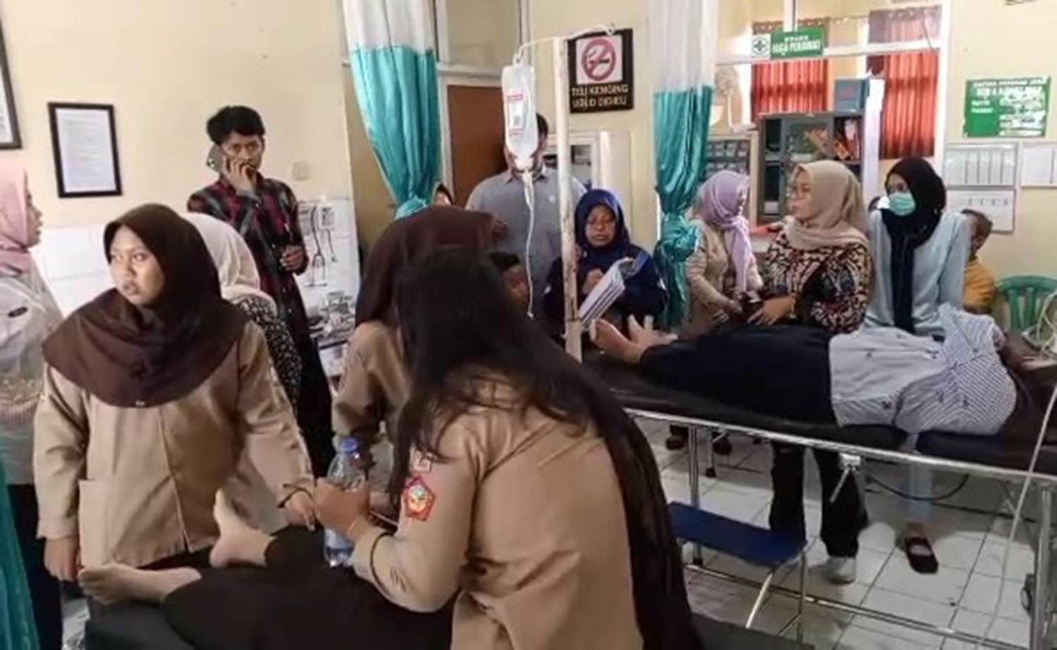 BREAKING NEWS! Puluhan Siswa SMAN 1 Luragung Diduga Keracunan Usai Santap MBG