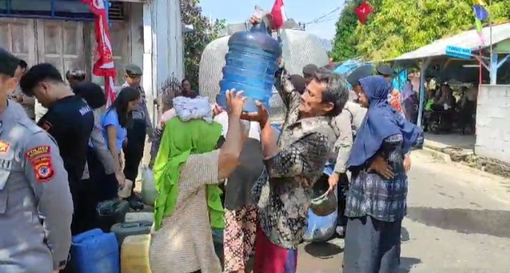 Tiga RT di Desa Cipetir Lebakwangi Alami Kekeringan, Polres Kuningan Kirim 2 Truk Tangki Air Bersih