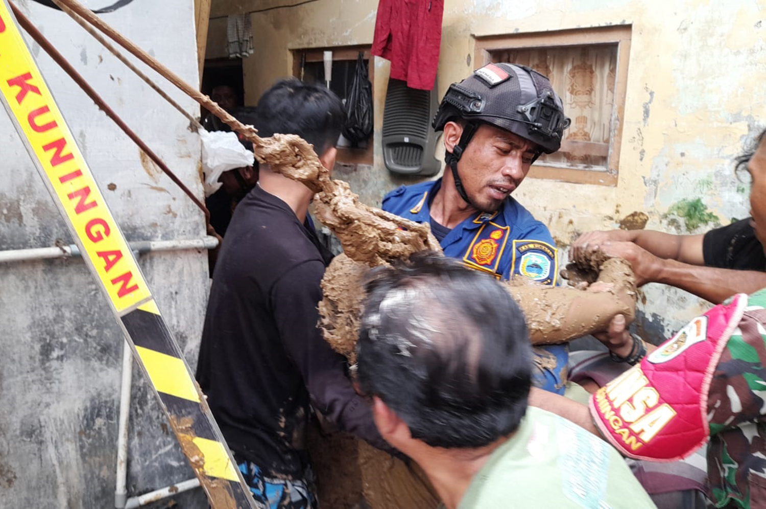 Warga Cirendang Terkubur Hidup-Hidup Saat Membuat Septic Tank